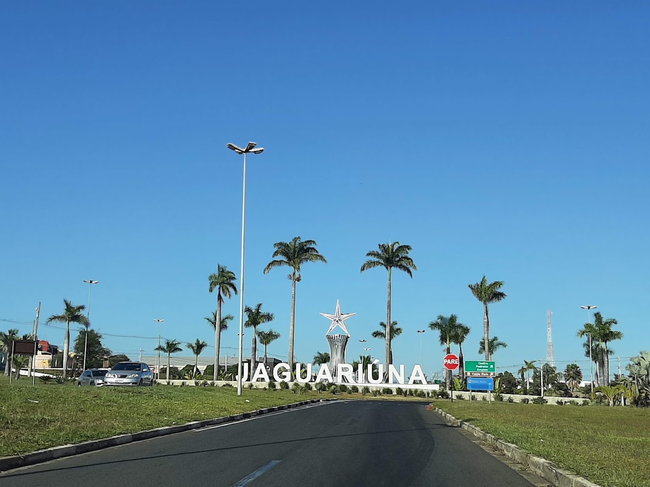 Portal de entrada da cidade de Jaguariúna, com palmeiras e céu azul